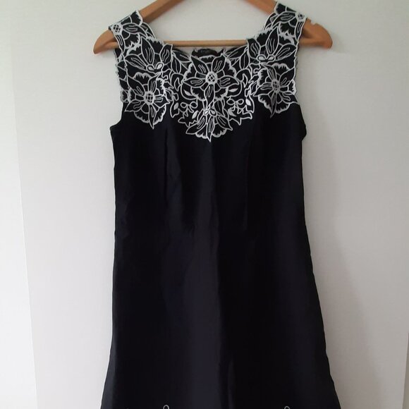 TALBOTS Embroidered Fit and Flare Dress - Size 6P - Picture 2 of 7